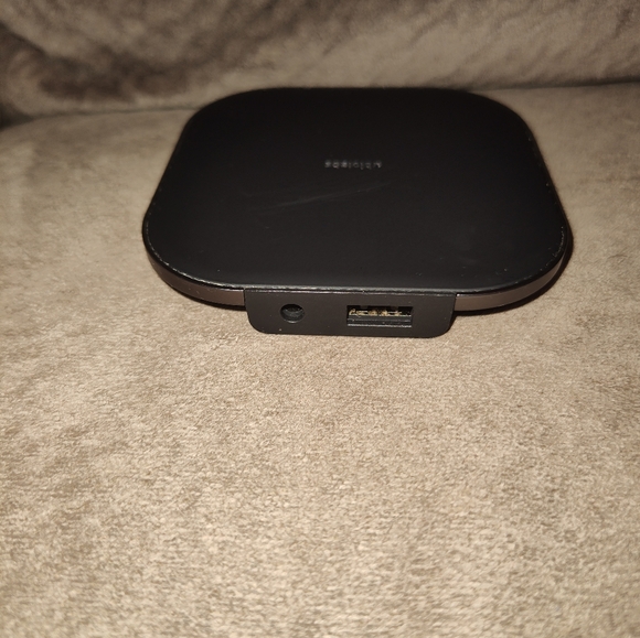 UbioLabs 2in1 Qi Wireless 15 -Watt Charging Pad AWC1092 - Picture 3 of 9